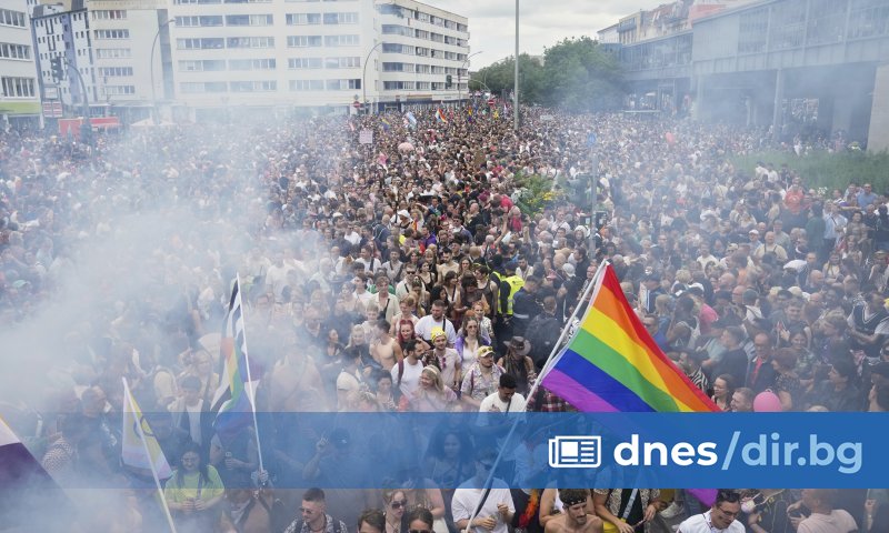 Десетки хиляди хора танцуваха под ритъма на техно музика в