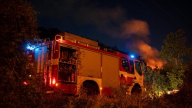 Хиляди декара горят, огнена нощ във Велико Търново, над 20 къщи изгоряха в Трънско