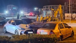 Пиян шофьор на багер отнесе две коли в Слънчев бряг (снимки)