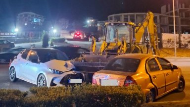 Пиян шофьор на багер отнесе две коли в Слънчев бряг (снимки)