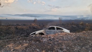 Хиляди декара горят, огнена нощ във Велико Търново, над 20 къщи изгоряха в Трънско