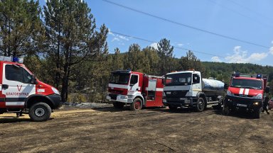 Евакуират екипите които се борят с огъня в района на