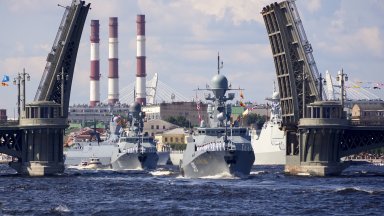 Виж още Путин прие военноморски парад в Санкт Петербург руският