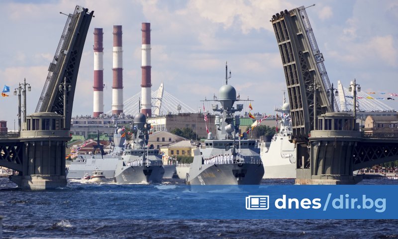 Виж още Путин прие военноморски парад в Санкт Петербург, руският