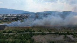 Голям пожар пламна до жилищни блокове и магазини в столичния квартал "Люлин" (снимки)