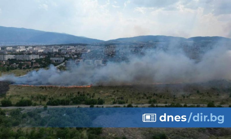 Голям пожар пламна в столичния квартал Люлин в близост до