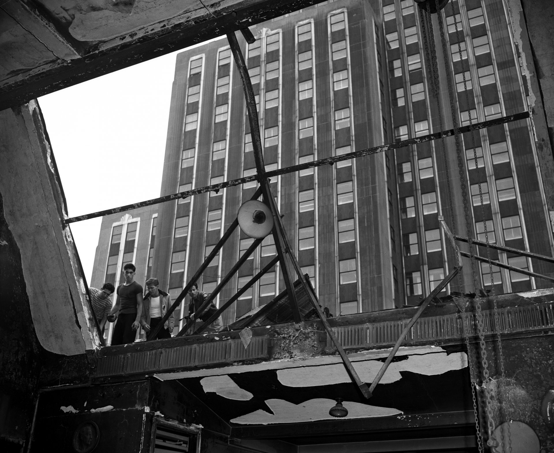  Самолетът пробива голяма дупка в постройката, предизвиквайки пожар от разлятото гориво 