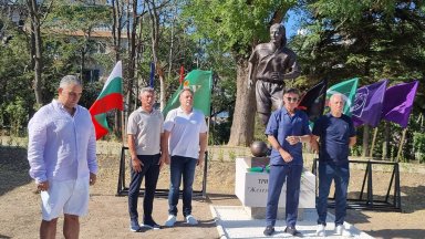 Откриха паметника на Трифон Иванов в деня, в който щеше да навърши 60