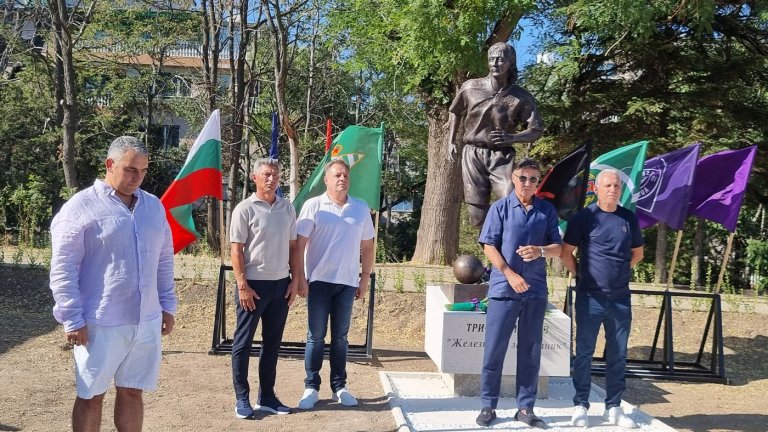 Откриха паметника на Трифон Иванов в деня, в който щеше да навърши 60