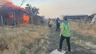 Критична обстановка: 96 активни пожара, 40 изгорели къщи в Трънско, евакуираха болница