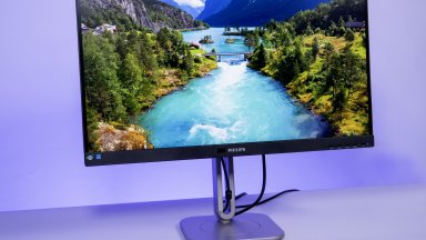 Тези два монитора от Philips ще променят начина ви на работа