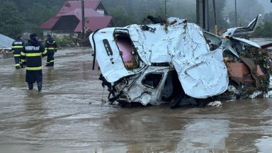 Първа жертва на наводненията в Северна Румъния, стотици са евакуирани (снимки/видео)