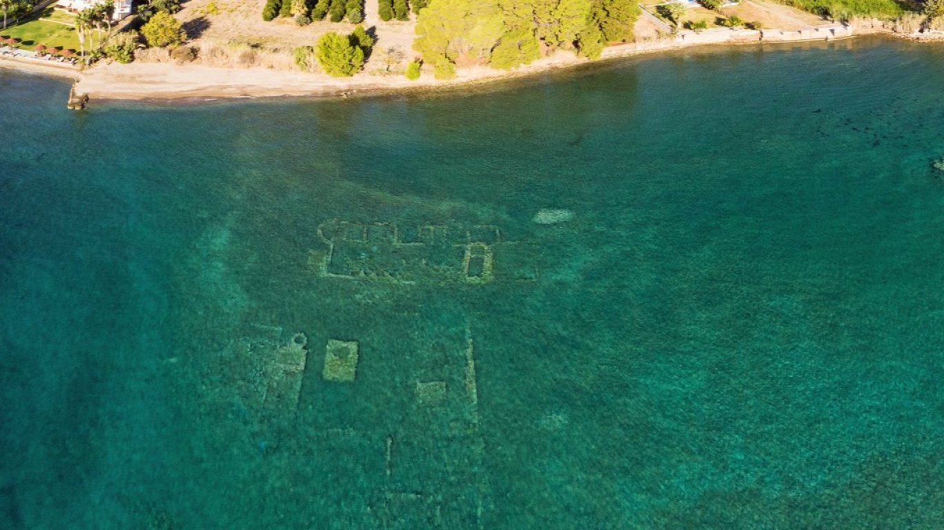 Гръцкият плаж, където плувате над потънал град (снимки/видео)