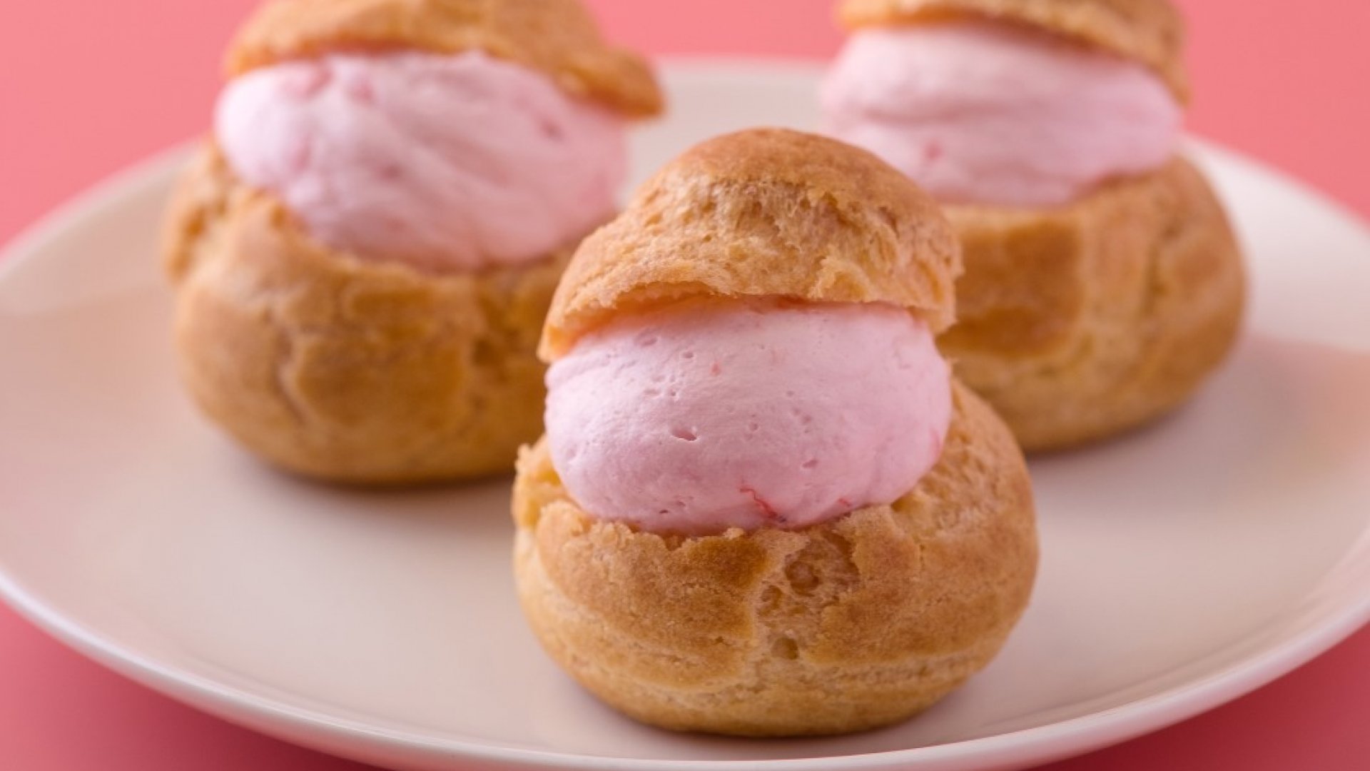 Еклери с малинов крем и бял шоколад