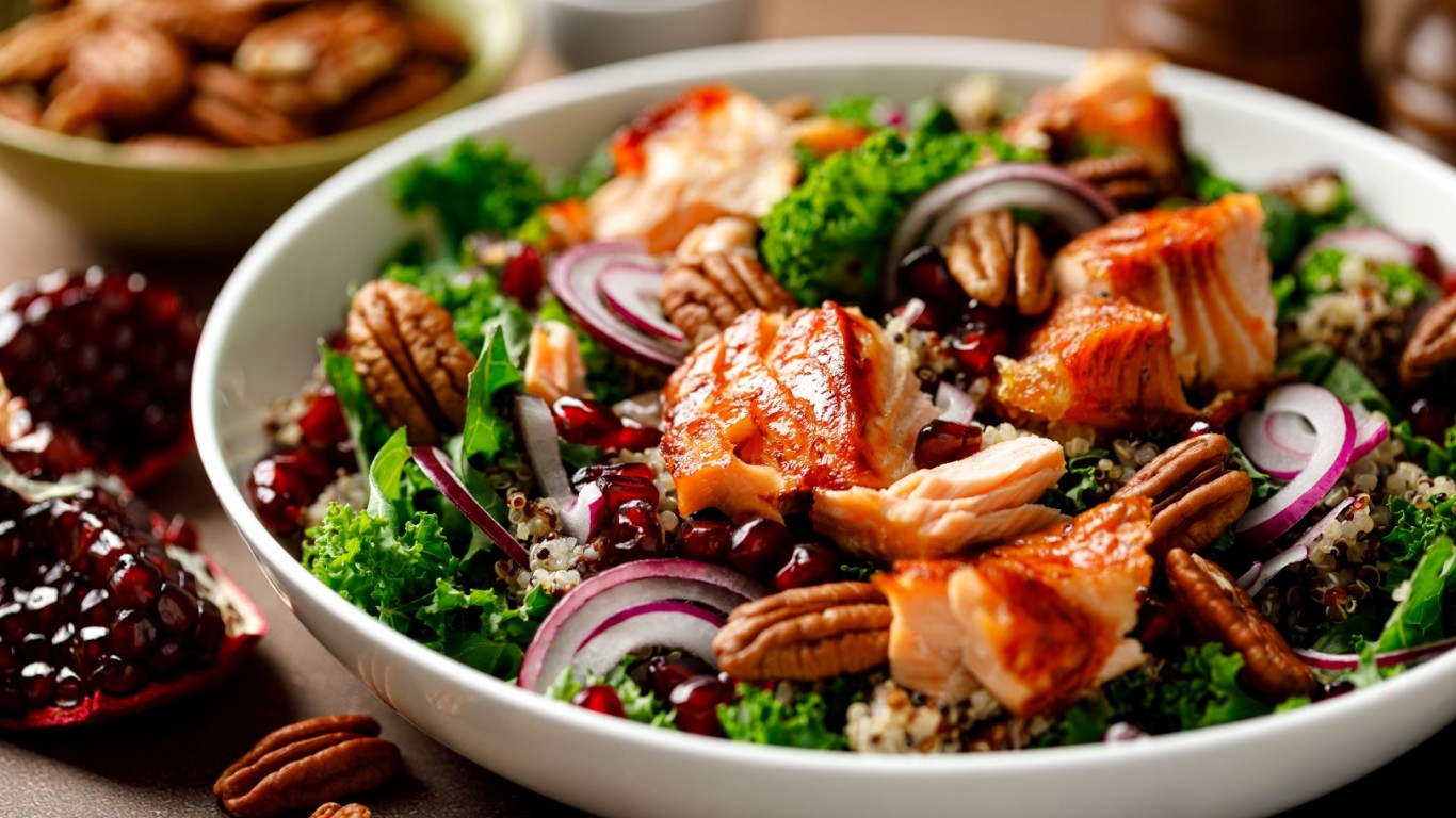 Високопротеинова салата с риба, киноа и орехи