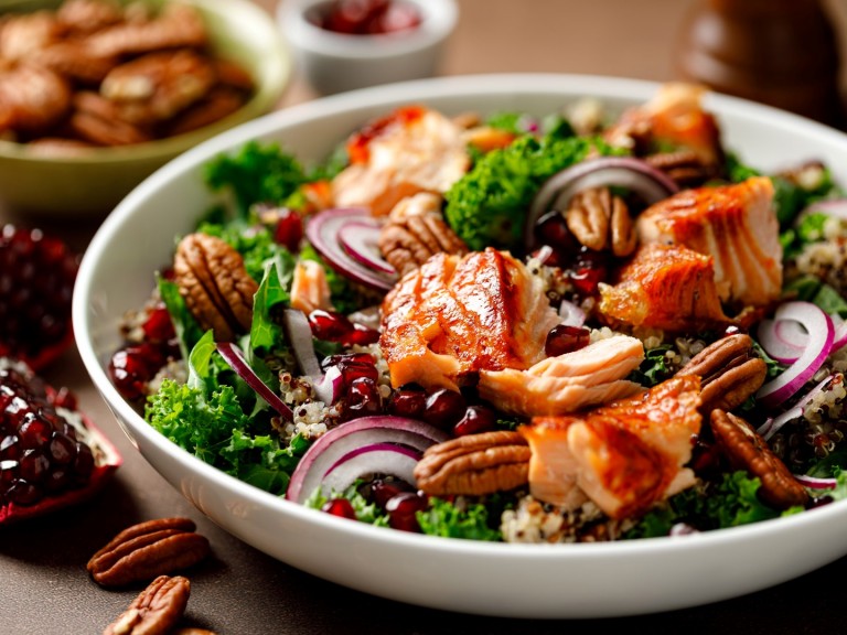 Високопротеинова салата с риба, киноа и орехи