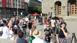 Бъдещи лекари и медицински специалисти се събраха на протест с искане за достойни възнаграждения