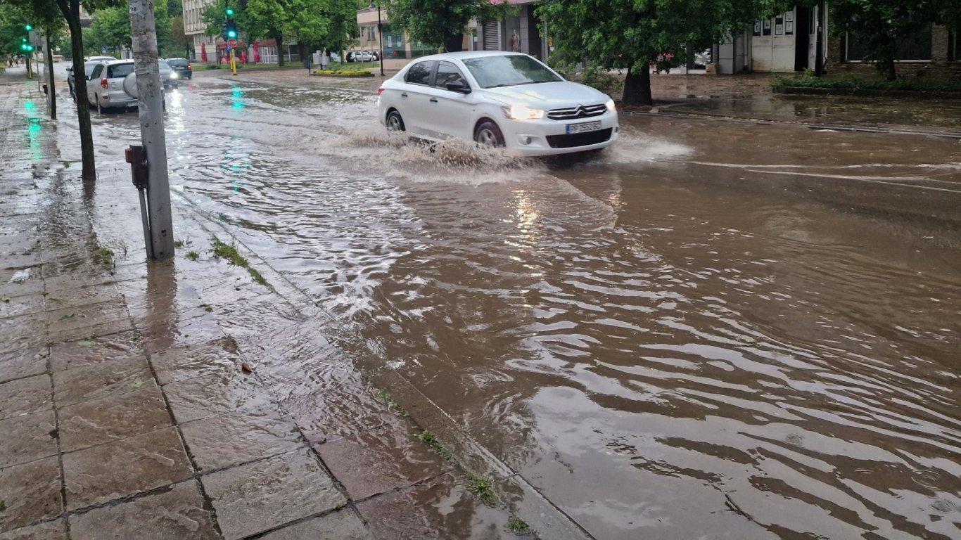 Пороен дъжд превърна в реки улиците на Петрич, Разлог и Сандански (снимки/видео)