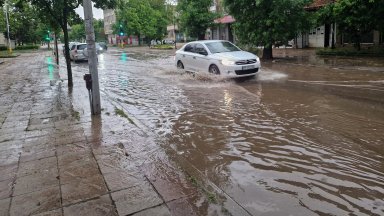 Силен дъжд с градушка наводни улиците в Раковски