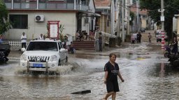 Десетки жертви в Пекин, след като за ден от небето се изля вода, колкото за година (снимки)