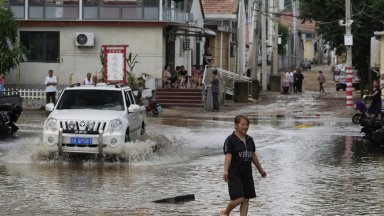 Десетки жертви в Пекин, след като за ден от небето се изля вода, колкото за година (снимки)