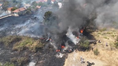 Пожар избухна в западната вилна зона на Ямбол (видео)