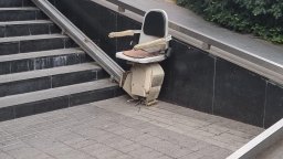 Полицаи и гражданин спасиха дете, ударено от ток на инвалидна рампа в Плевен
