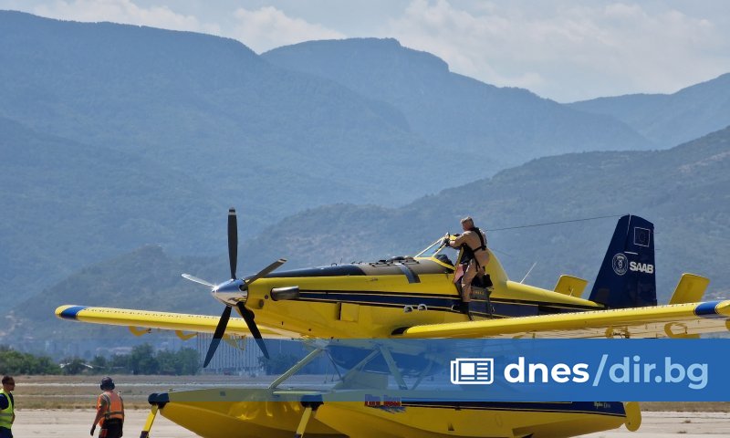 Продължава да гори пожарът в района на Илинденци и около