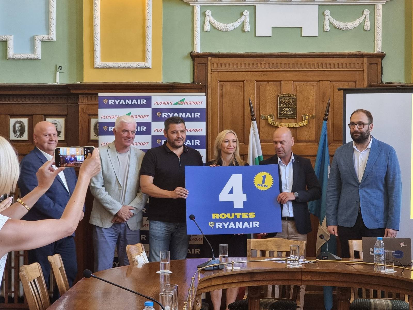 На снимката: от ляво надясно втори Павел Михайлов, кмет на община Родопи, Алисия Войчик-Голебьовска, директор "Комуникации" в "Райънеър", Костадин Димитров, кмет на Пловдив и Пламен Панов, зам.-кмет на Пловдив