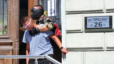 Неутрализират терористи взели заложници в сградата на Областна администрация във