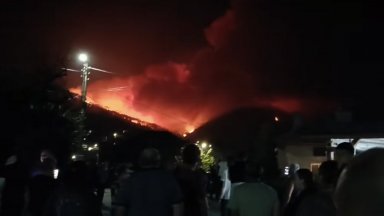 Шест хеликоптера и два шведски самолета се включиха в гасенето