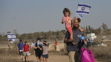 обяви днес че над 250 000 жители са напуснали град