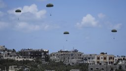 Германската армия започна да спуска хуманитарна помощ над Газа