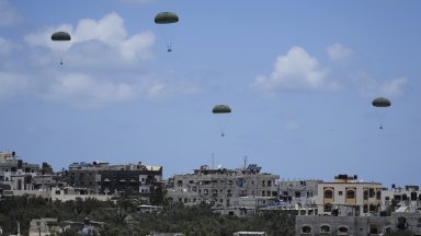 Германската армия е започнала да спуска хуманитарна помощ от въздуха