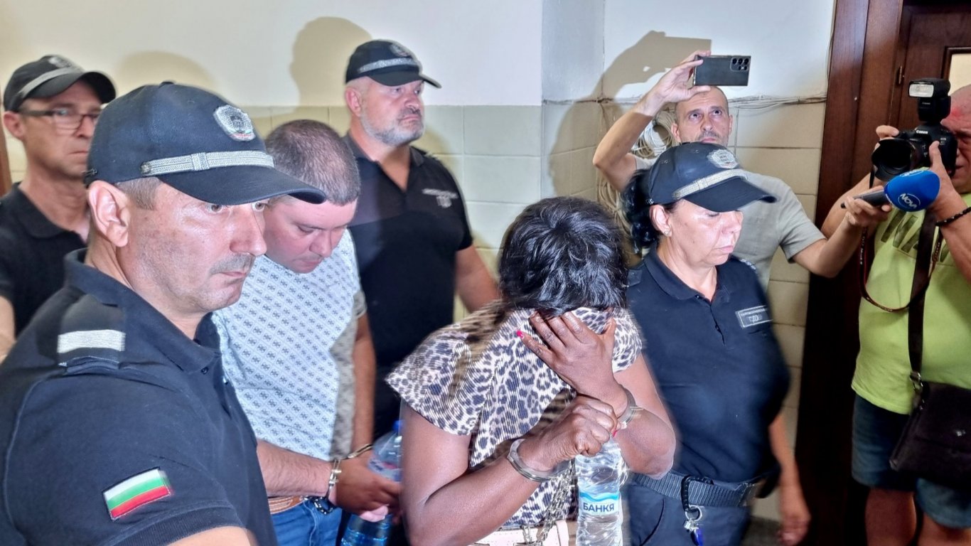 Пловдивският съд остави в ареста жената, пренасяла над 206 кг кокаин с дипломатическа кола