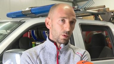 Доброволец който помага в гасенето на пожарите е изгонен от