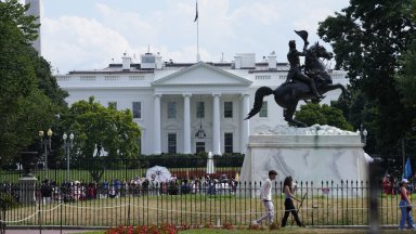 След като покри с асфалт Розовата градина и добави златни