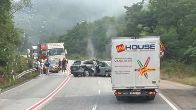 Девет души пострадаха при катастрофа между три автомобила в Прохода