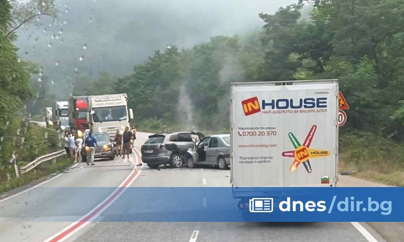 Девет души пострадаха при катастрофа между три автомобила в Прохода