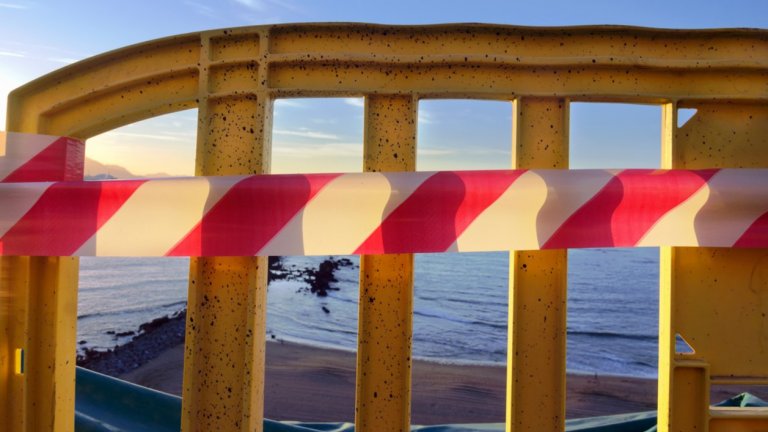 Телата на гола жена и мъж по къси панталони изплуваха от морето край Поморие и Варна