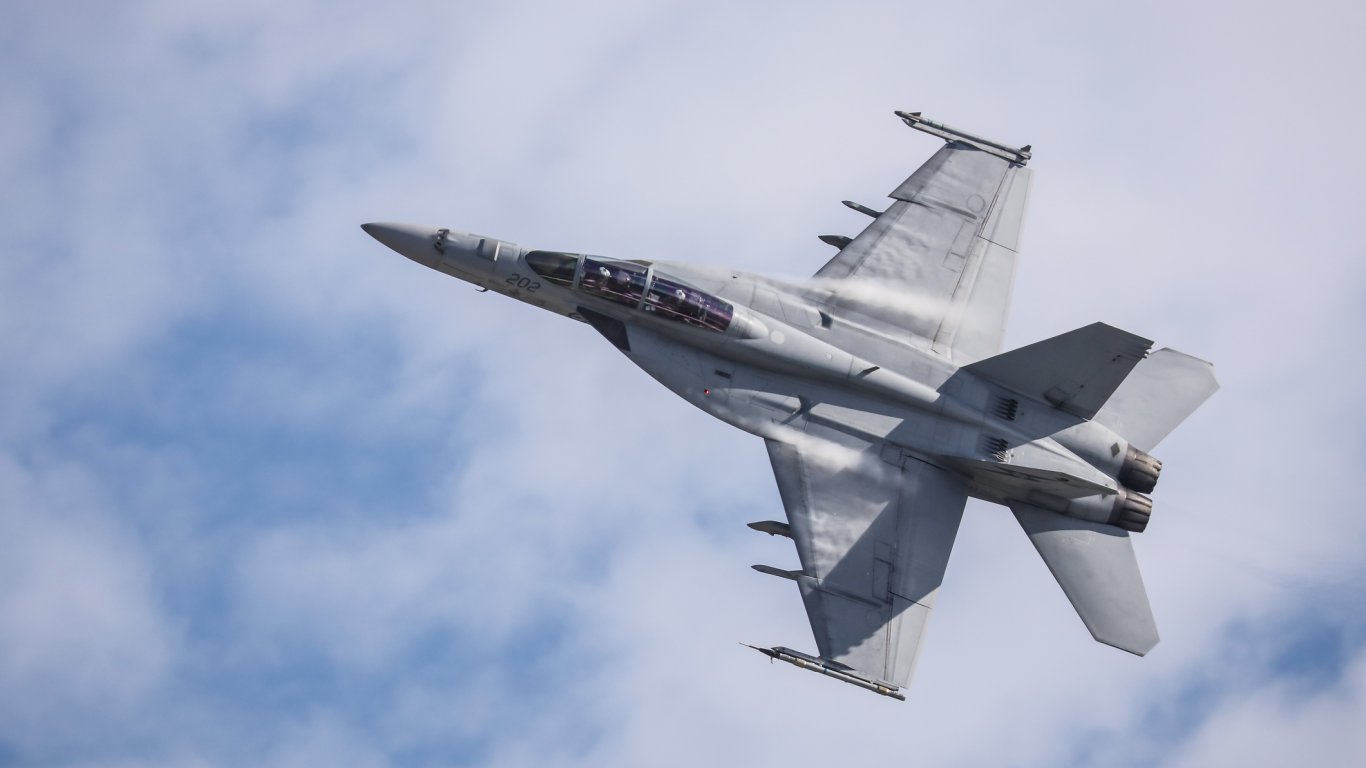 Испански F/A-18 Hornet прелетя на метри от плажуващи (видео)