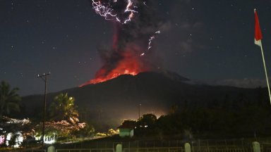 Вулканът Левотоби Лаки Лаки на остров Флорес в индонезийската провинция Източна