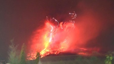 Вулканът Левотоби Лаки Лаки на индонезийския остров Флорес тази сутрин отново