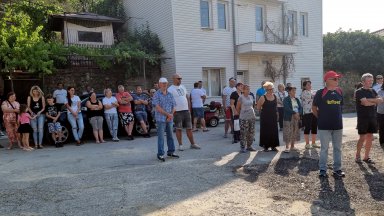 Жители на с Бураново община Кочериново се събраха днес на