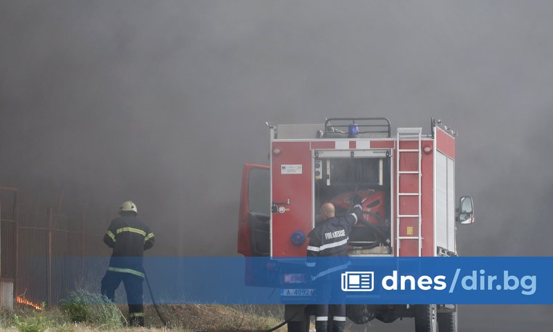 Пожар избухна между бургаския квартал Банево и село Изворище. Огънят