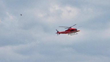 Медицински хеликоптер транспортира мъж с тежка травма след падане от стълба 