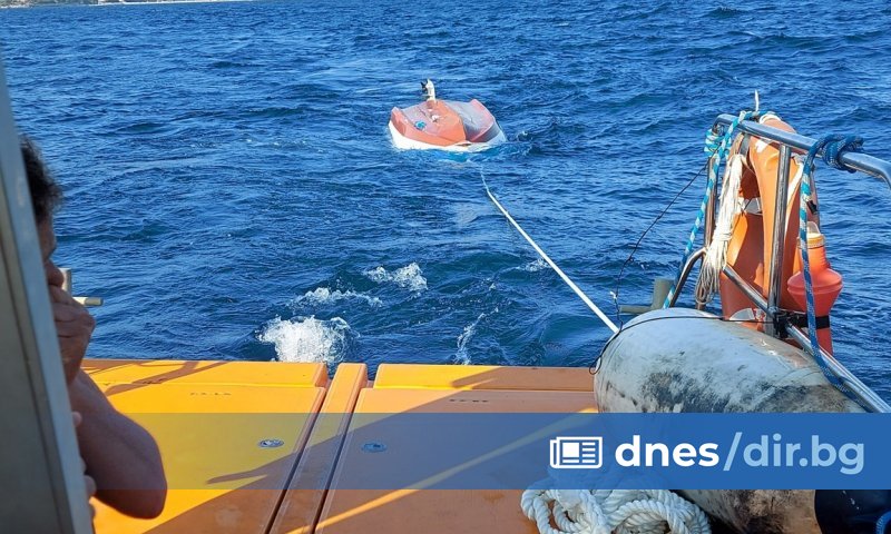 Четирима души са спасени, след като лодката им се е