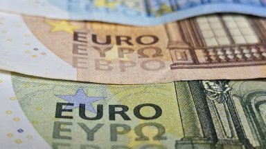Измамник опита да пробута фалшиво евро в магазини в Казанлък