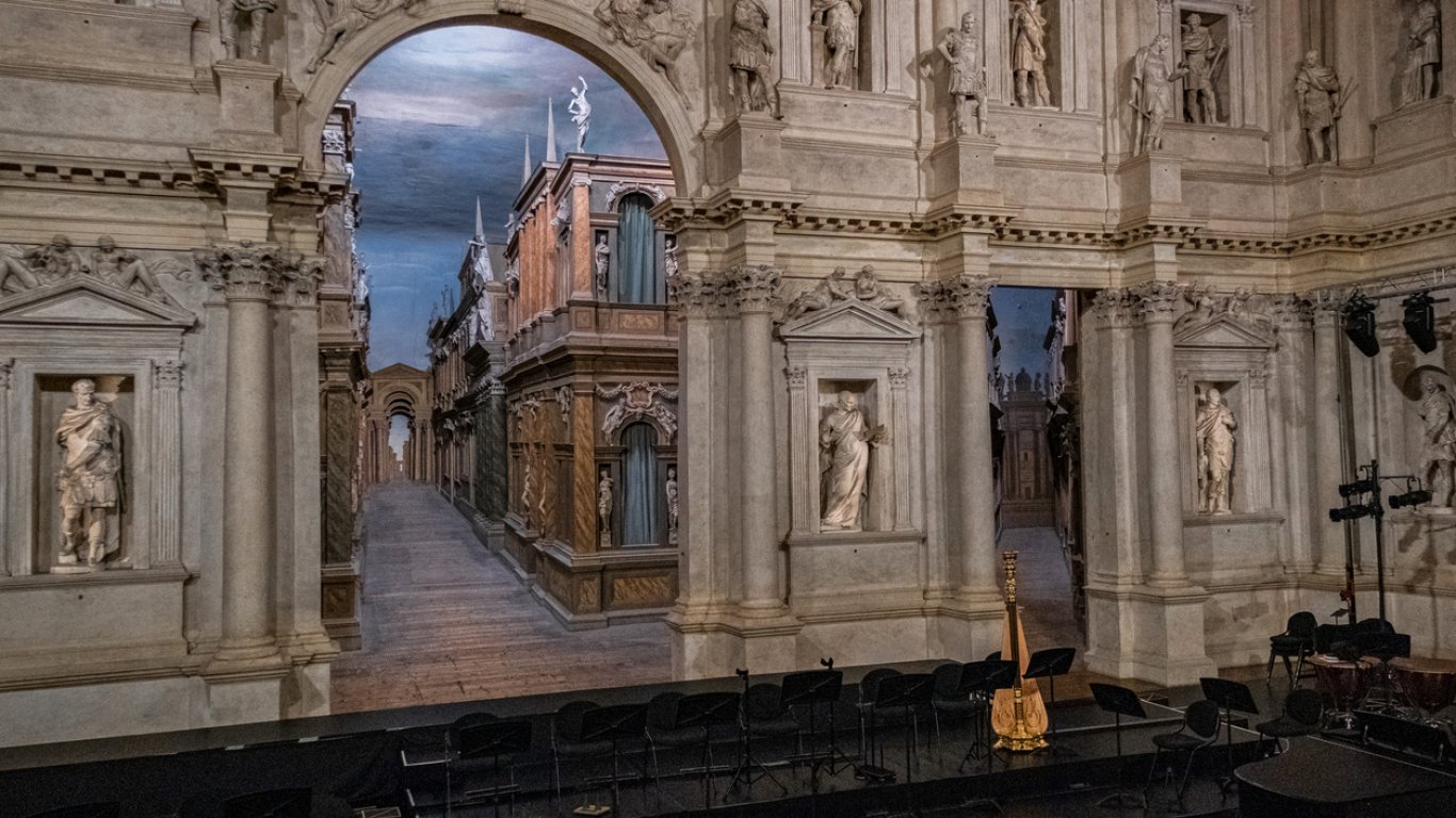 Туристи паднаха в оркестрината на исторически театър в опит да си направят селфи