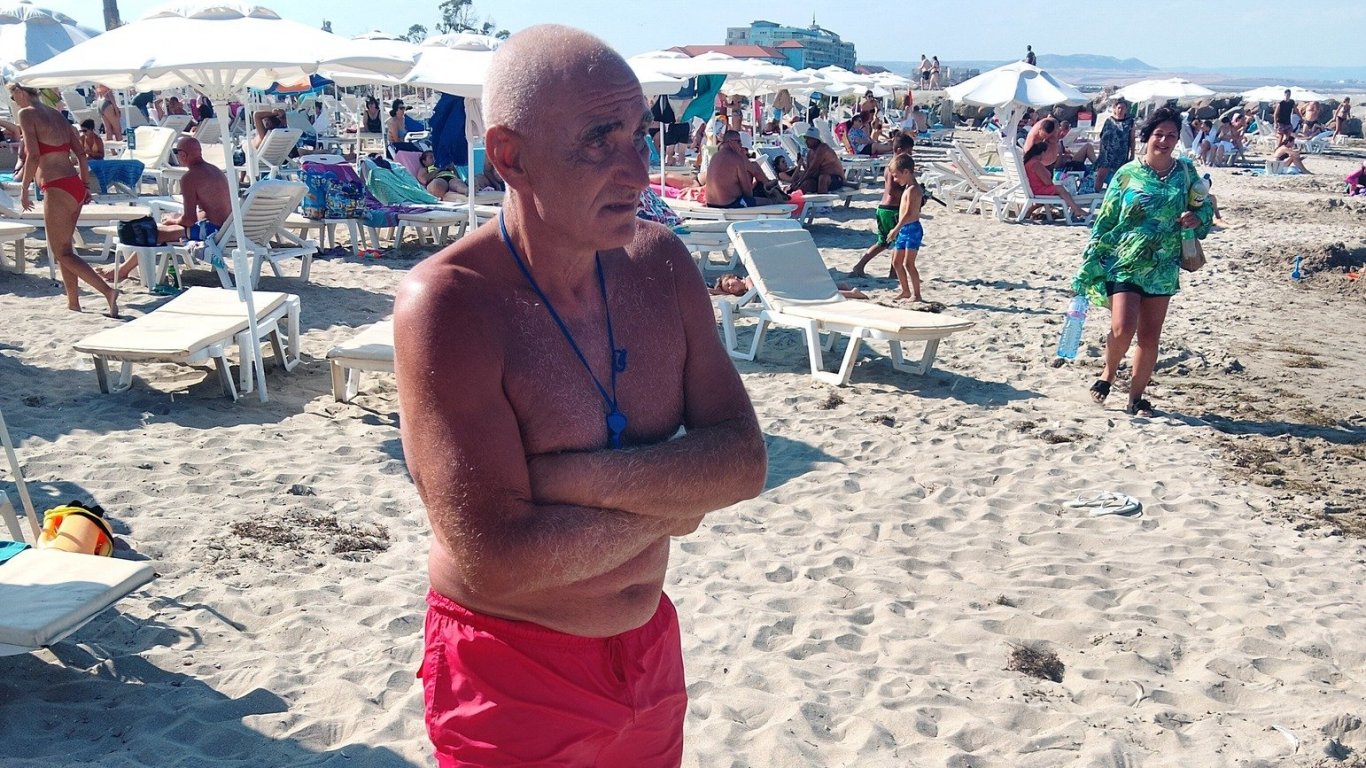 Старши спасителят на Централния плаж в Поморие Калин Чомпов, участвал в изваждането на момичетата от водата